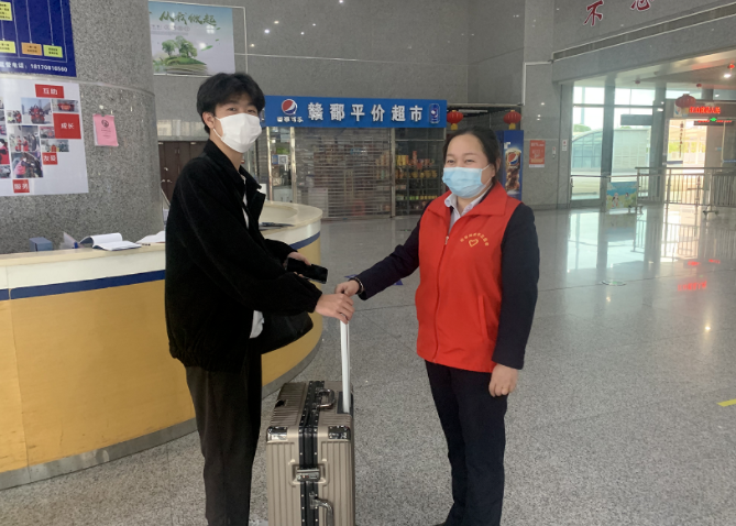 都市城際公交：站、車聯(lián)手尋失物 旅客領(lǐng)回樂開花