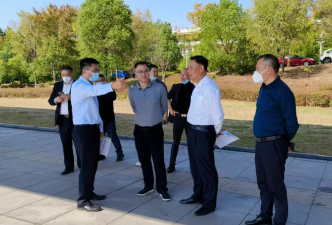 市政府領(lǐng)導(dǎo)現(xiàn)場協(xié)調(diào)推進(jìn)鷹潭公交安全生產(chǎn)工作 肖良芝陪同