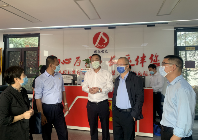 都市城際公交:省交通運(yùn)輸廳領(lǐng)導(dǎo)調(diào)研瑤湖西驛站、新洪大客運(yùn)驛站生產(chǎn)經(jīng)營(yíng)