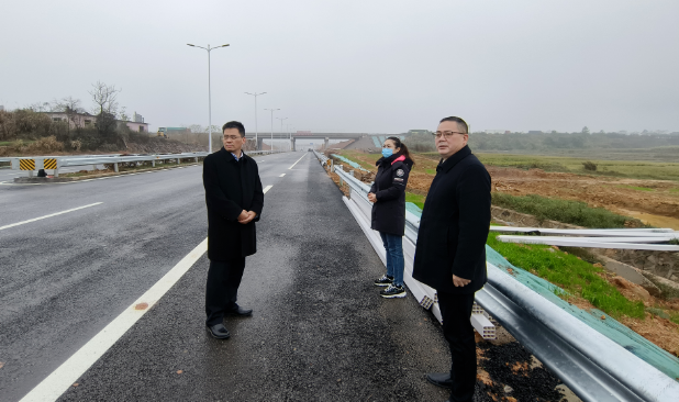 肖良芝帶隊(duì)現(xiàn)場(chǎng)查勘、研究余信貴大橋開通公交車事宜