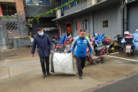 暖新聞 || 長運物業(yè):大件包裹找到了 粗心快遞員笑了