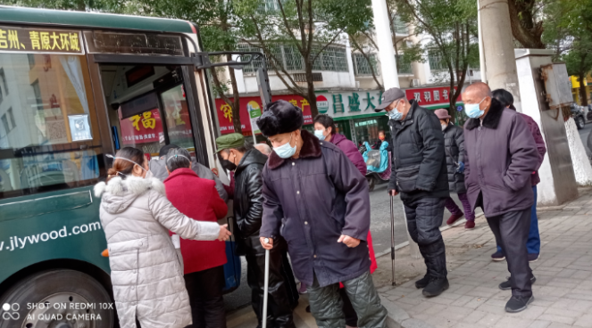 吉安公交:“愛(ài)心公交”為老人接種疫苗保駕護(hù)航