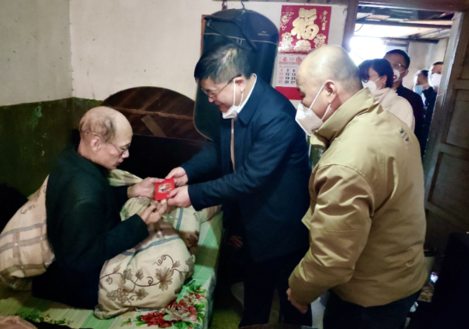 張小平、戴豪贛、黃俊、劉志堅(jiān)慰問困難職工