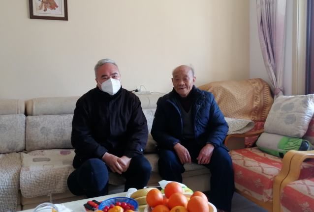 張小平、戴豪贛、黃俊、劉志堅(jiān)慰問困難職工