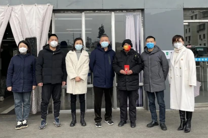 張小平、戴豪贛、黃俊、劉志堅(jiān)慰問困難職工