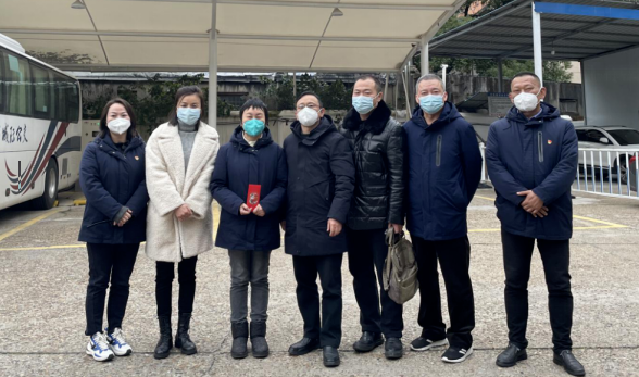 張小平、戴豪贛、黃俊、劉志堅(jiān)慰問困難職工