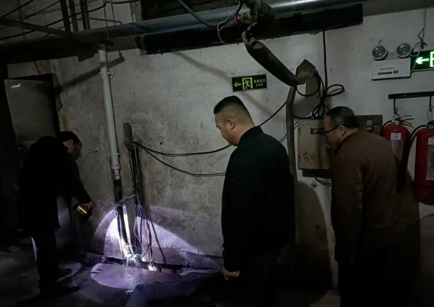 長運物業(yè)  商城分公司檢查抽水泵，保障雨季安全