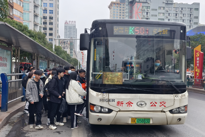新余公交:現(xiàn)場緊急調(diào)配運力 確保學(xué)生有序返校