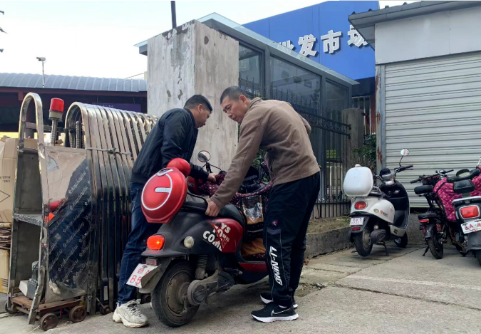 長(zhǎng)欣分公司開(kāi)展整理亂擺放電動(dòng)車共建文明城市志愿活動(dòng)