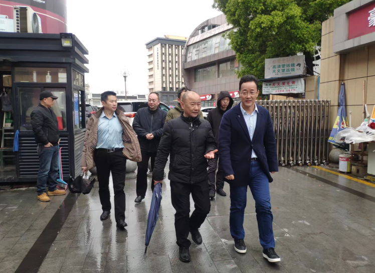 穆孫祥督導(dǎo)長運物業(yè)、都市城際公交文明創(chuàng)建工作