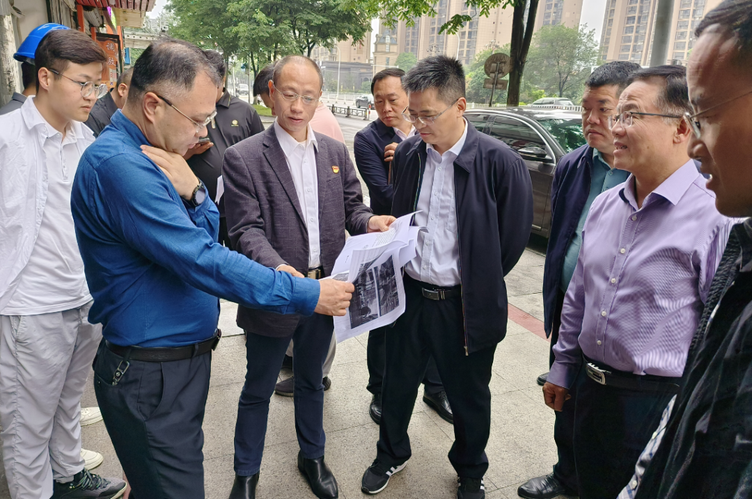 鷹潭市政府召開解決污水冒涌問題現場協(xié)調會 肖良芝現場參與