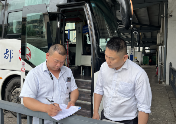 青山客運(yùn)分公司開(kāi)展車輛安全、環(huán)境衛(wèi)生綜合檢查