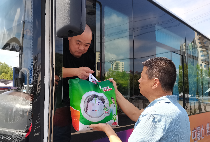 黃山長運 開展“送清涼、送安全”慰問活動