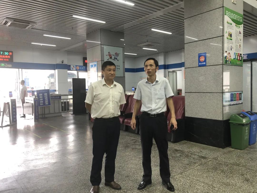 占梁督導(dǎo)青山客運站創(chuàng)文鞏衛(wèi)、青山驛站建設(shè)等工作