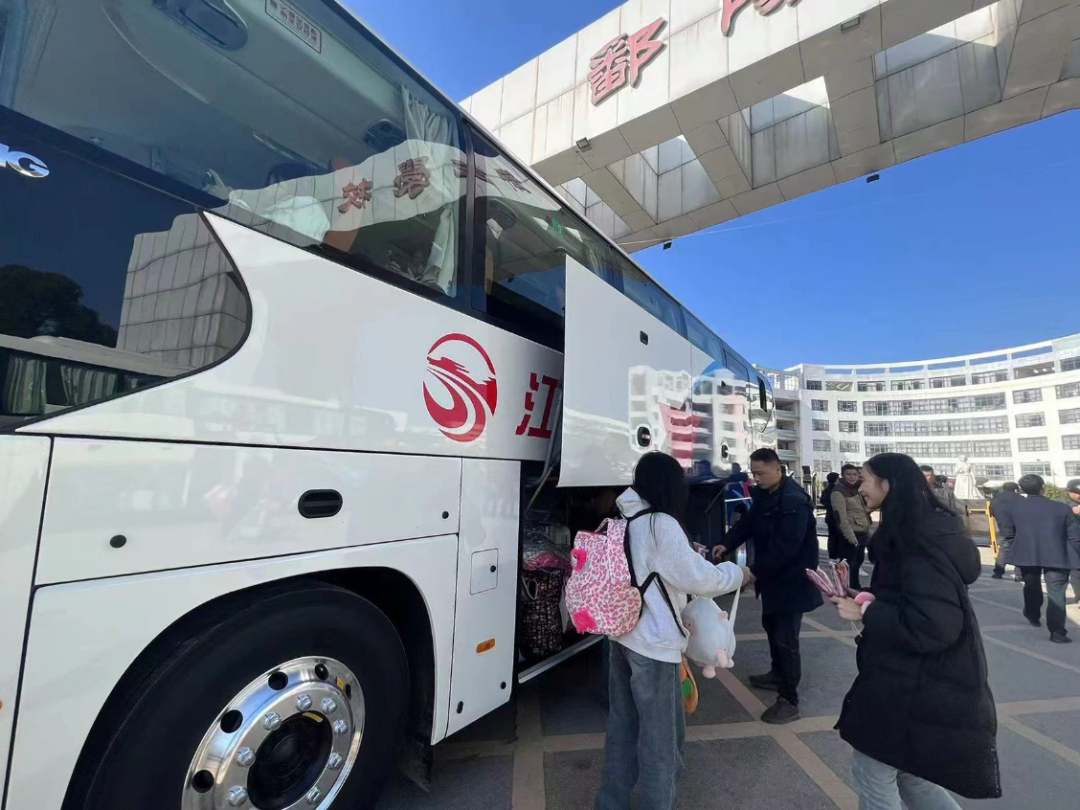 鄱陽長運：開通學(xué)子返鄉(xiāng)直通車 精準(zhǔn)護(hù)航學(xué)子回家路