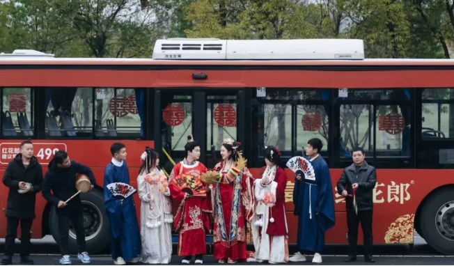 新余公交：公交車變身婚車 開往“下一站幸?！? onmousewheel=